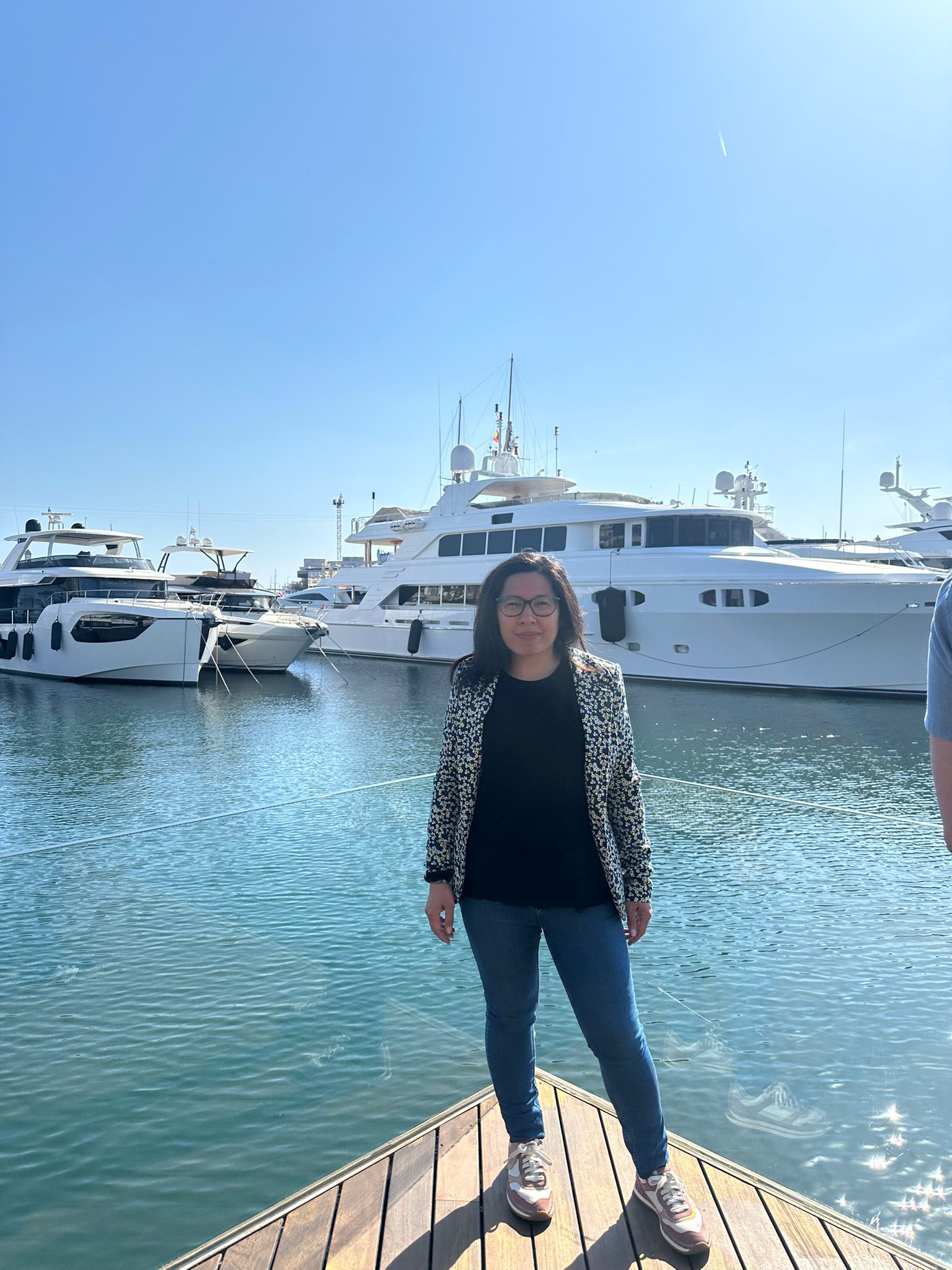 Rocío Estrella en un puerto deportivo con yates